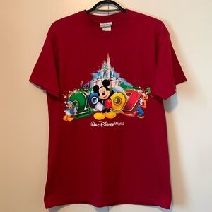 Walt Disney World 2007 Mickey Mouse & Friends Red Graphic T-shirt Size Medium